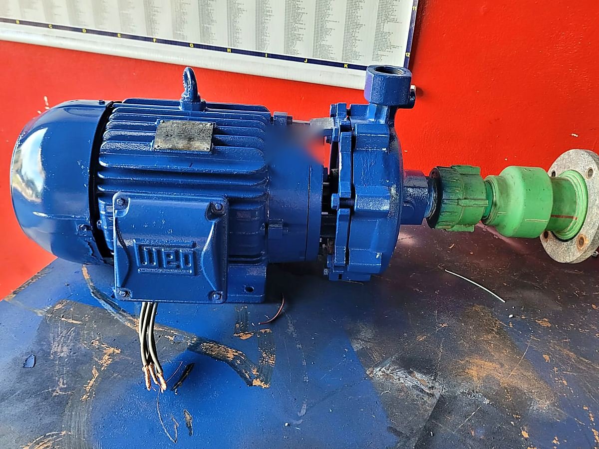 Motobomba de recalque recuperada na bancada, com acoplamento e flange montados, pronta para voltar à instalação