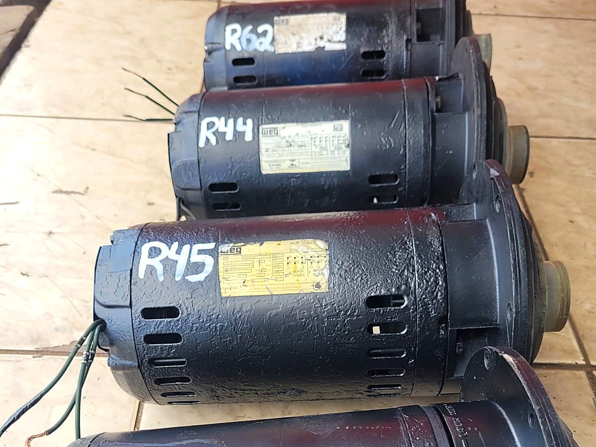 Motores de bomba identificados e enfileirados na oficina, cada um com sua ordem de serviço marcada