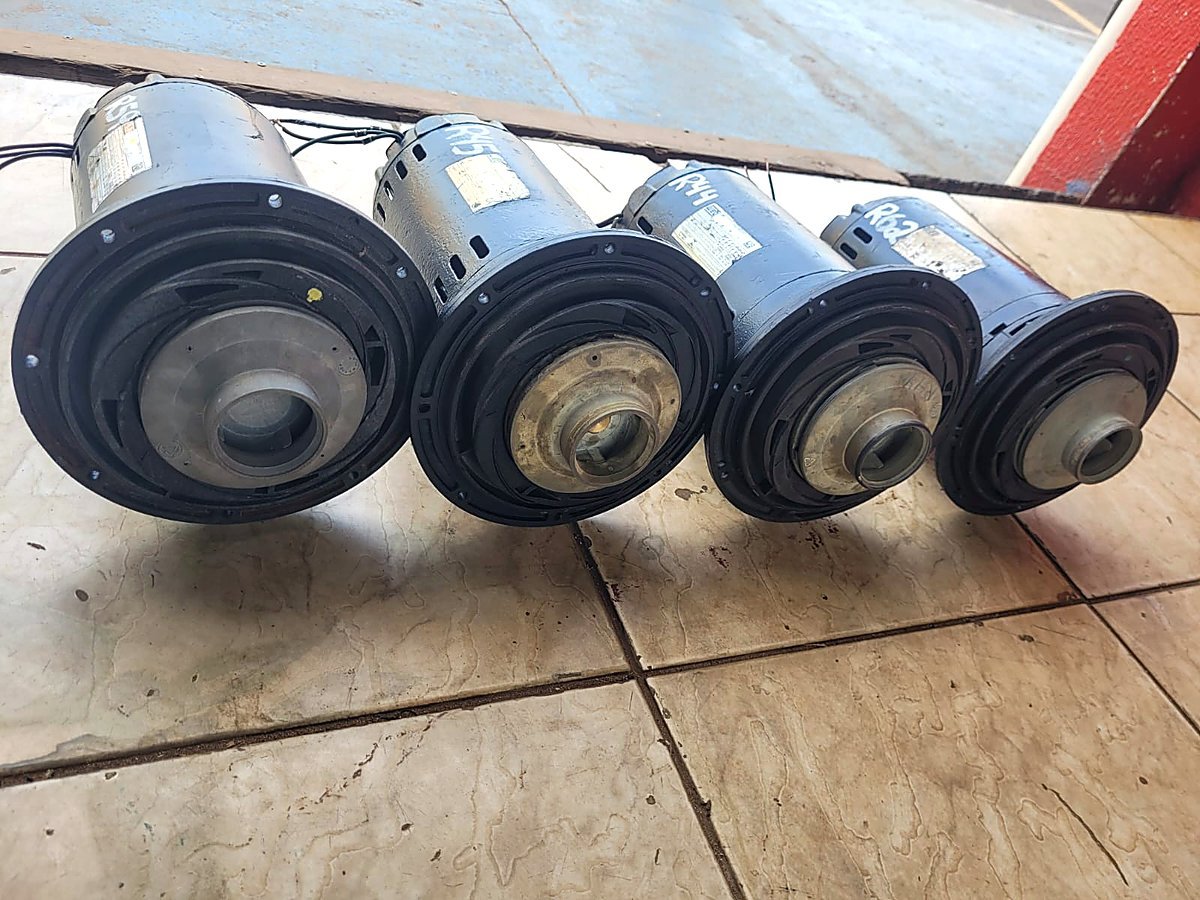 Motores de bomba vistos pelo lado da flange, alinhados na oficina depois da revisão