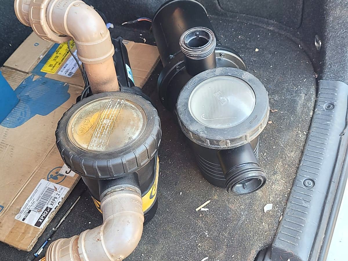 Pré-filtros e cestos de bombas de piscina recolhidos para limpeza e substituição de vedação