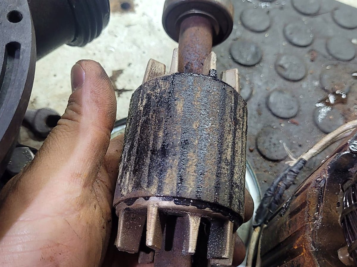 Rotor de motor de bomba carbonizado pelo calor, ao lado da bobina danificada